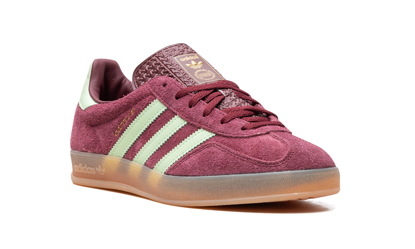 Gazelle Indoor "Shadow Red Semi Spark Green"