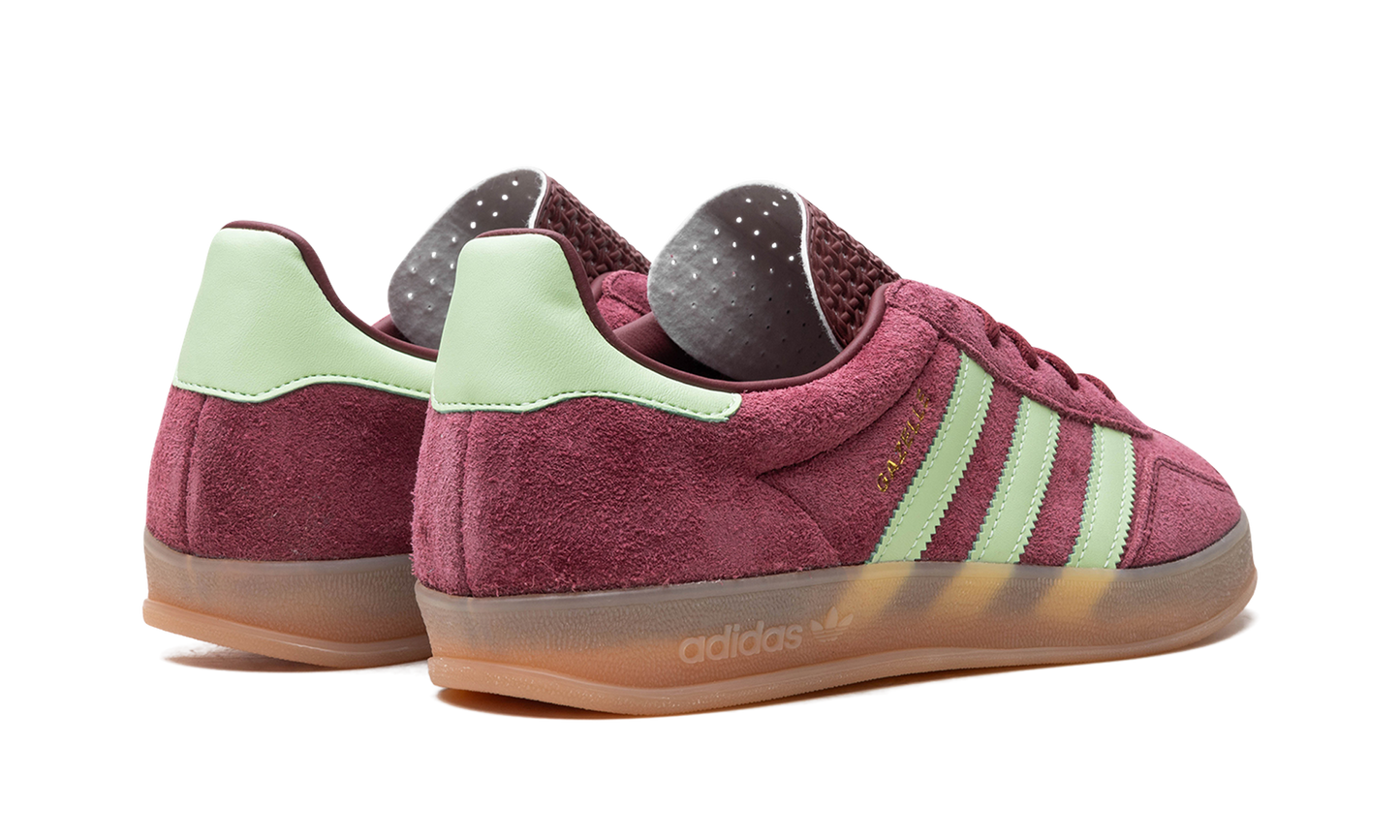 Gazelle Indoor "Shadow Red Semi Spark Green"