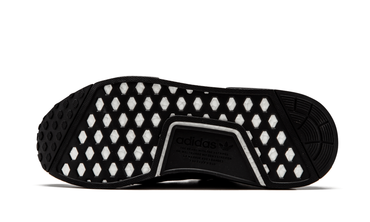 NMD_R1 "TRIPLE BLACK"